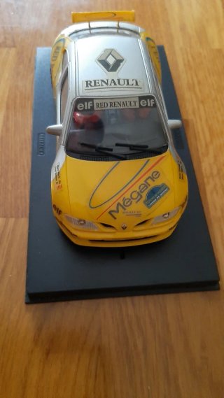 Coche Scalextric Ninco Megane y chasis de regalo