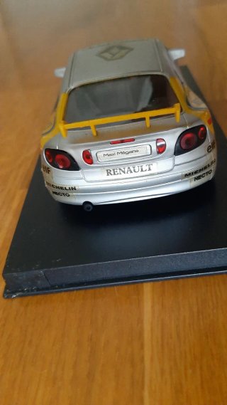 Coche Scalextric Ninco Megane y chasis de regalo