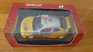 Coche Scalextric Ninco Megane y chasis de regalo