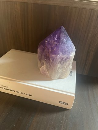 Amatista grande natural pesa 1,250 kg