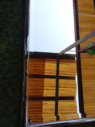 Espejo de pared con marco plateado
