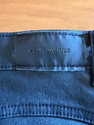 Pantalones Stradivarius efecto piel negros