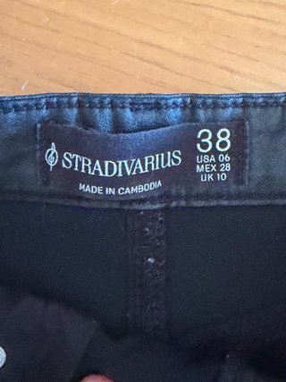 Pantalones Stradivarius efecto piel negros