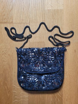 Bolso Sfera negro y dorado con cadena