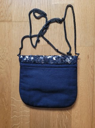 Bolso Sfera negro y dorado con cadena
