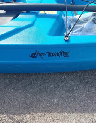 Kayak azul con remo y bolsa estanca + cañero pesca