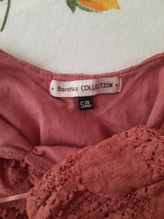 Camiseta Bershka rosa talla S