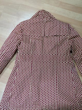 Impermeable con lunares