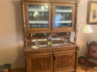 Mueble aparador de madera tallada