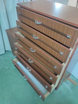 Cómoda y mesita de noche de madera