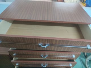 Cómoda y mesita de noche de madera