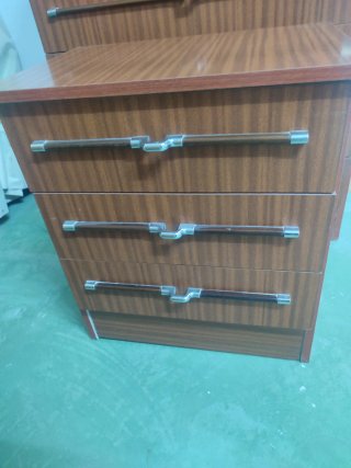 Cómoda y mesita de noche de madera