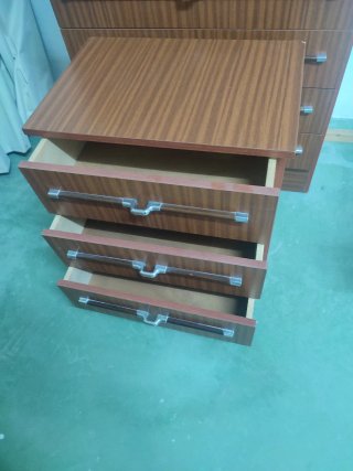 Cómoda y mesita de noche de madera