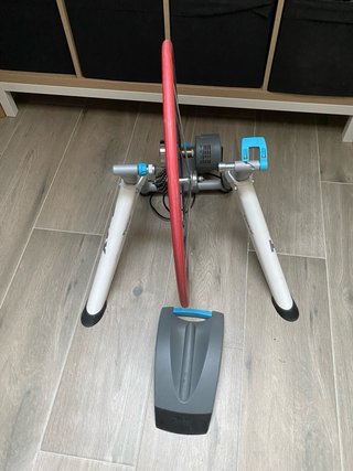 Rodillo Tacx Flow Smart. Rueda y cubierta incluida