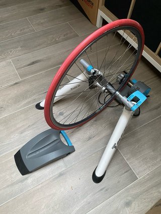 Rodillo Tacx Flow Smart. Rueda y cubierta incluida