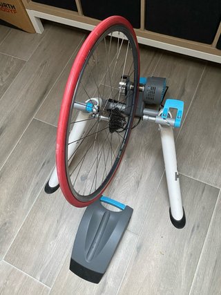 Rodillo Tacx Flow Smart. Rueda y cubierta incluida
