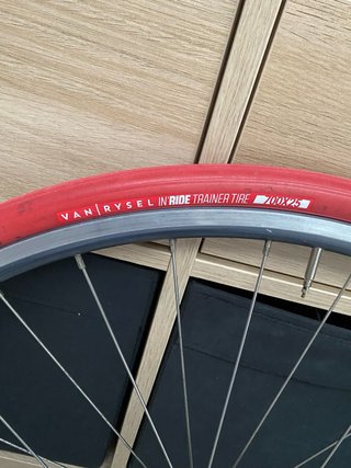 Rodillo Tacx Flow Smart. Rueda y cubierta incluida