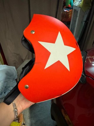 Casco rojo con estrella blanca