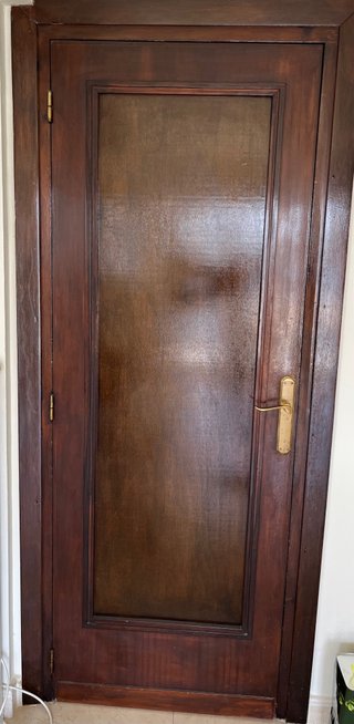 Puertas de madera oscura