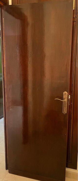 Puertas de madera oscura