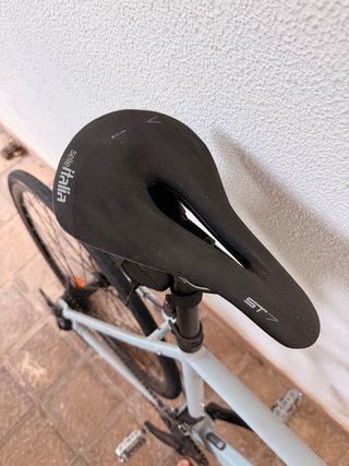 Bicicleta de carretera gris de Decathlon