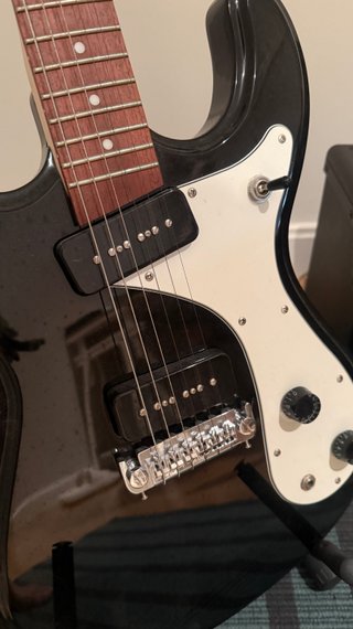 Guitarra Eléctrica Negra + Amplificador