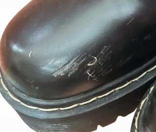 Botas negras con cordones y cremallera