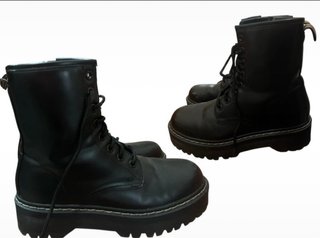Botas negras con cordones y cremallera