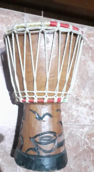 Tambor africano artesanal
