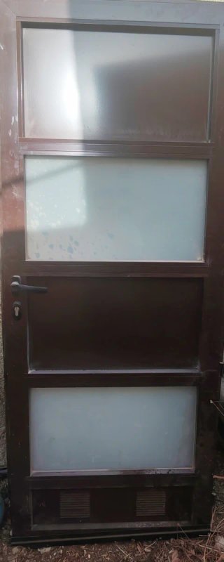 Puerta aluminio marrón y con marco
