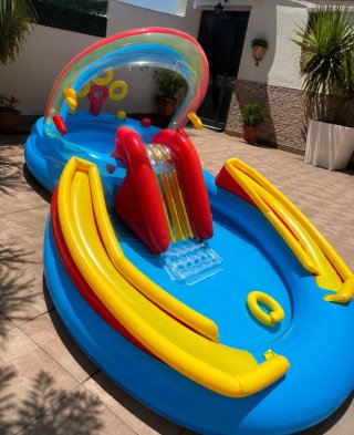 Piscina infantil con tobogán y arcoíris