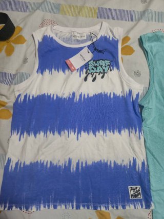 Lote 4 prendas: 2 bañadores T S y 2 camisetas T 12