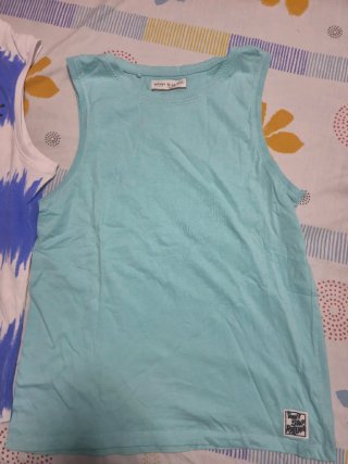 Lote 4 prendas: 2 bañadores T S y 2 camisetas T 12