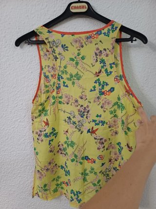 Blusa amarilla con estampado floral y pájaros