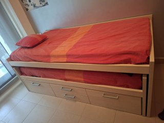 Cama nido de madera con cajones en color beige
