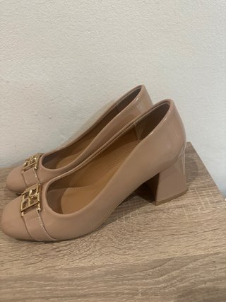 Zapatos tacón beige con detalle dorado
