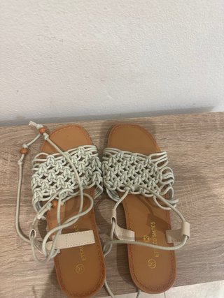 Zapatos tacón beige con detalle dorado