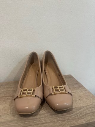Zapatos tacón beige con detalle dorado