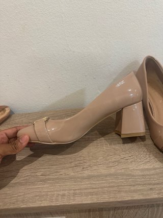 Zapatos tacón beige con detalle dorado