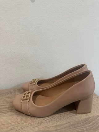 Zapatos tacón beige con detalle dorado