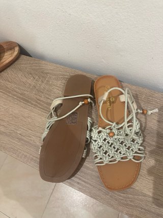 Zapatos tacón beige con detalle dorado