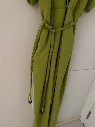 Mono verde pistacho Mango con cinturón