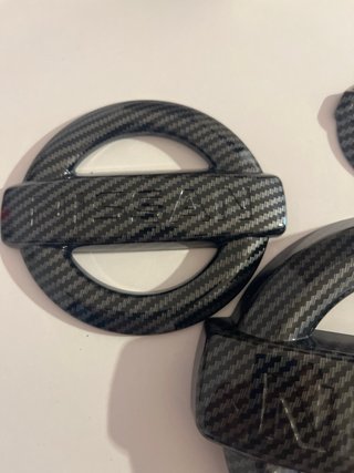 Emblemas Nissan Efecto Fibra Carbono (Lote 3 uds)