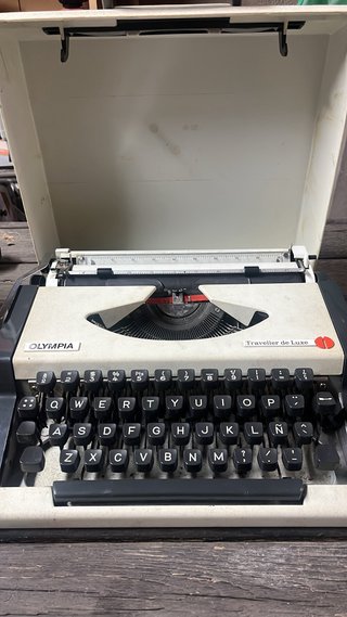 Máquina de escribir Olympia Traveller de Luxe