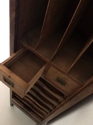 Archivador antiguo de madera persiana enrollable