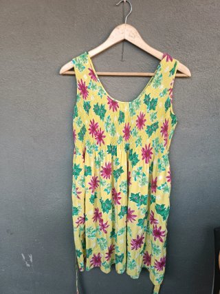 Vestido floral amarillo talla L