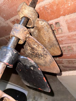 Lote de azadas antiguas (unidad 5 euros)