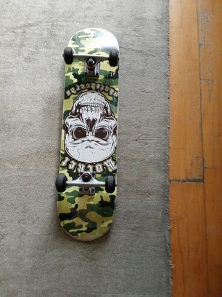 Skate con diseño de calavera y camuflaje