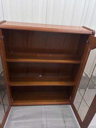 Mueble de madera con puertas de cristal