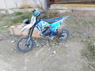 Moto de Cross Azul y Blanca